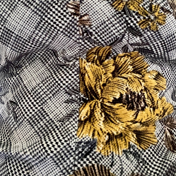 Vintage inspired floral stretch top with V neck & rushing - Picture 2 of 2